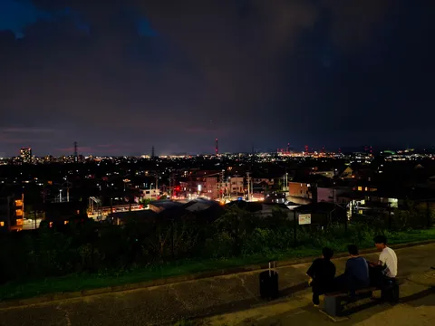 夜景と語らうベンチ