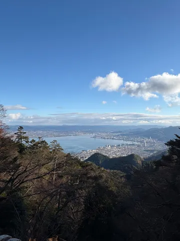 湖畔の街と空が溶け合う絶景