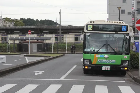 緑のバスがくる街角