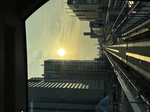 都市を貫く高架線の光景
