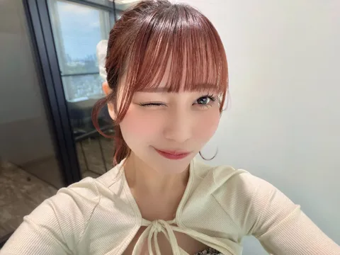 視線を捉えるキュートなウィンク