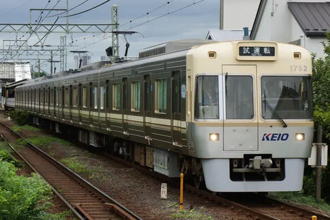 緑の車体と線路の風景