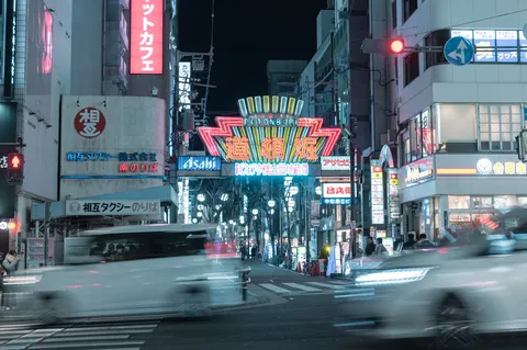 夜の道頓堀、光と軌跡