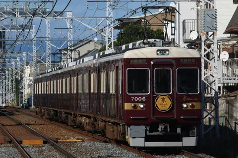 夕刻の通勤列車の煌き