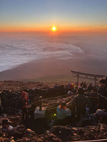 雲海と太陽の絶景、山頂で迎える感動