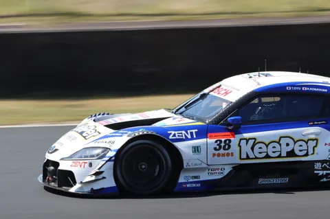 白と青の疾走感、レーシングカーの躍動