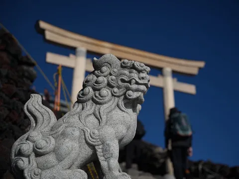 狛犬と鳥居、山頂への道