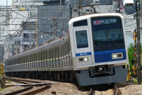 都会のカーブを駆け抜ける電車