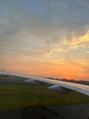 機窓越しのマジックアワー