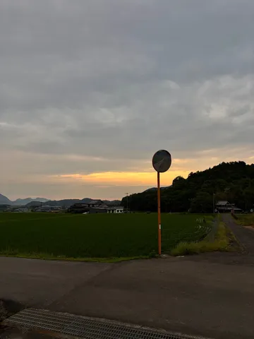 夕暮れ、田園風景の交差点
