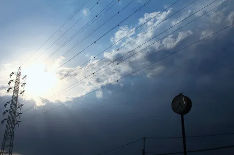 空の主役争いと、冷静な時計