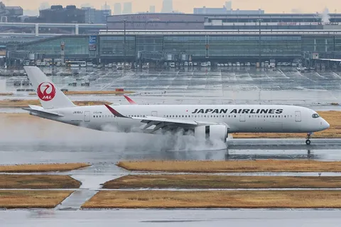 雨粒と躍動する飛行機