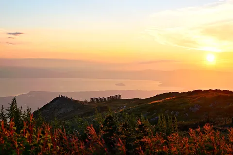 夕陽に染まる山頂の絶景