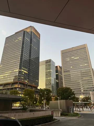 夕暮れのガラス都市