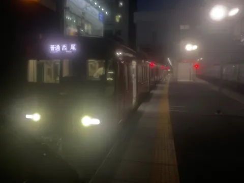 深夜の駅、静寂と旅立ち