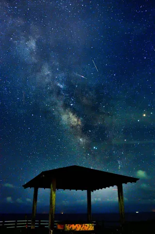 星降る夜に佇む、静寂のテラス