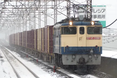 雪をまとい、光る機関車