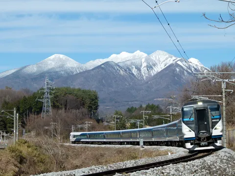 雪化粧の山並みを行く