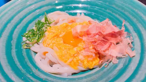 湯気立つうどん、黄身と鰹節の饗宴