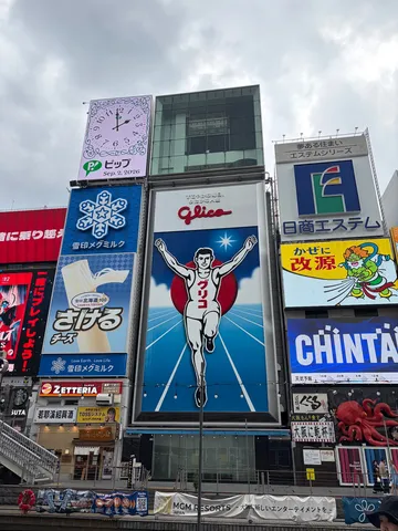看板が競演する街角