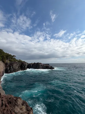 荒々しい海岸線の青い海