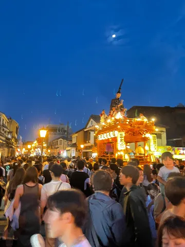 祭りの夜空に月と提灯