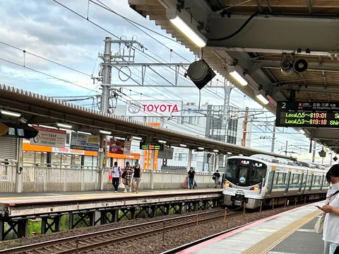 日常の風景に潜む、列車の旅立ち