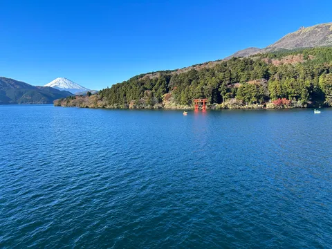 湖畔の青と赤い鳥居
