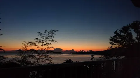 静寂に沈む、海辺の宵闇