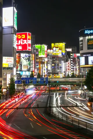 ネオンきらめく夜の首都高速