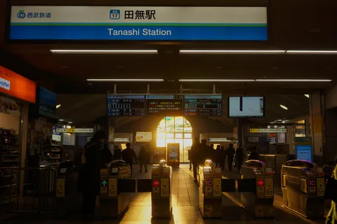 駅を照らす黄金の光