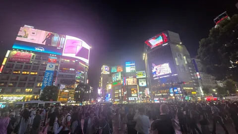 夜のネオンが踊る広場