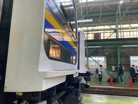 保守点検中の列車、黄色と青のラインがアクセント