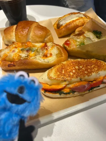 クッキーモンスターとパンたちのティータイム