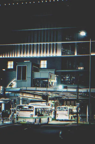 夜の街角に佇むバス