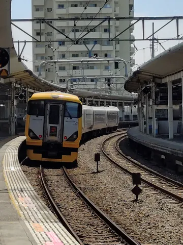 カーブを描く黄色の列車