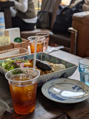 午後のひととき、静かな食卓