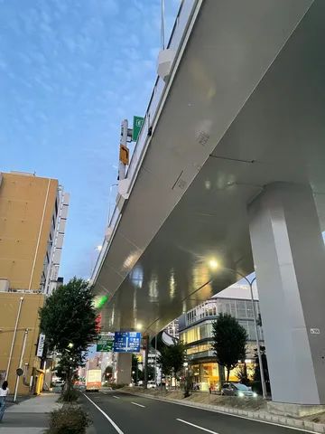 都会の空、高架下の光