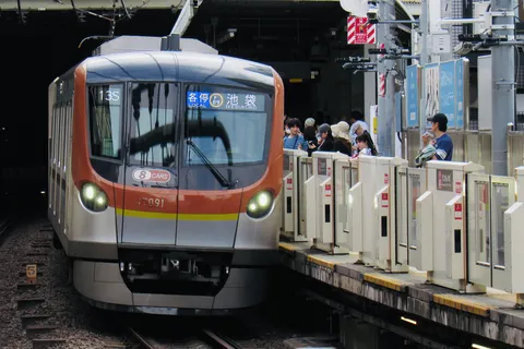 ホームに停車、日常の一コマ