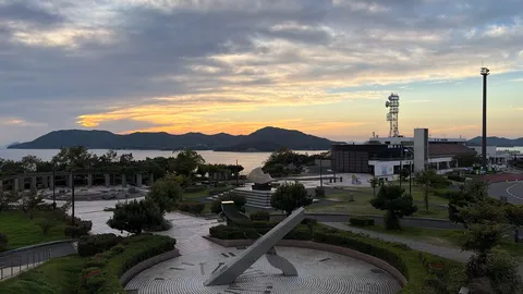 夕陽と海辺の静かな公園