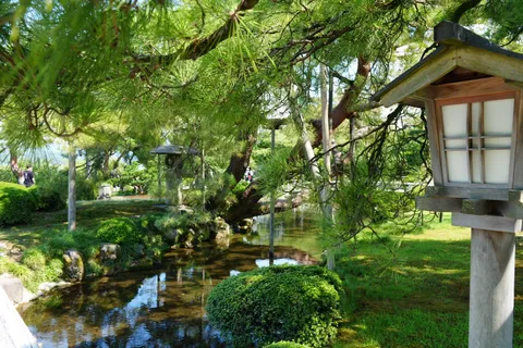 緑薫る静寂の庭園