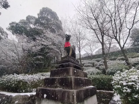 雪景色に佇む石像