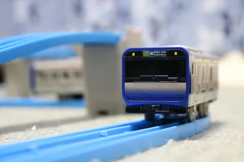 青いレールを走る、小さな旅の始まり