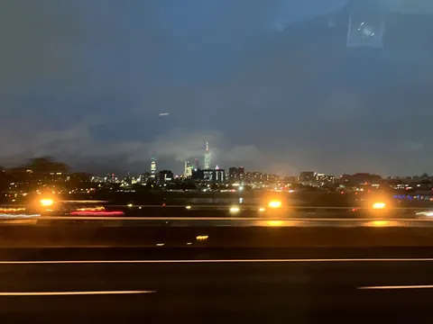 闇夜に光る、都会の灯火