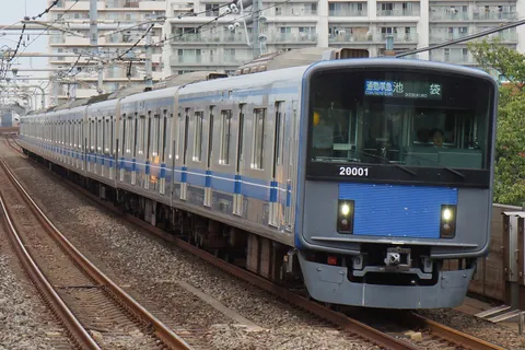 線路を走る青銀の列車