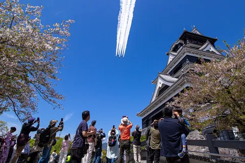 空を彩る蒼き疾走
