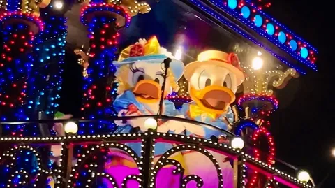 ドナルドとデイジーの夜パレード