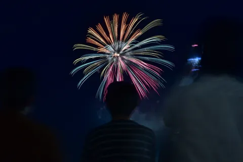 夜空に咲く光の余韻
