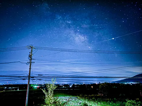 満天の星空と地上の灯り