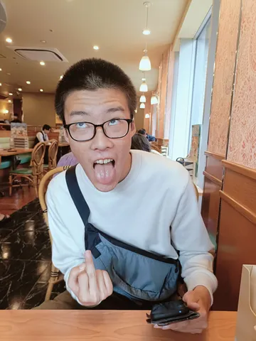 お茶目な表情と指サイン